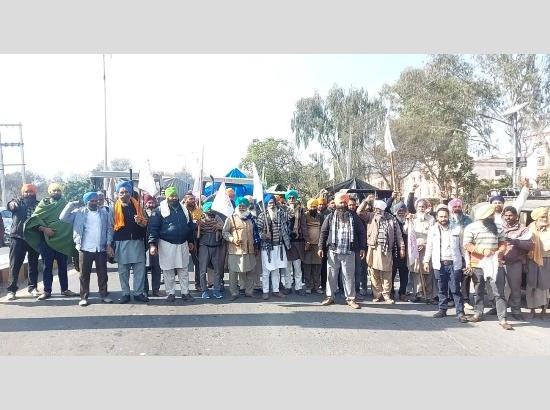 Farmers start moving back on tractors to join protest at Delhi borders