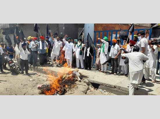 Black Day in Pictures: Kisan Morcha hoists black flag, burns Govt’s effigy at Singhu border