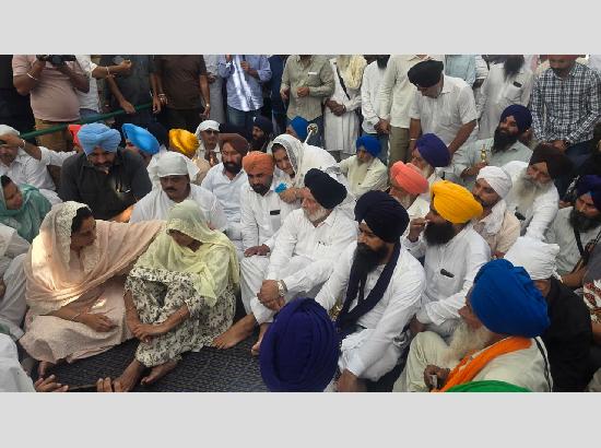 Jathedar Giani Kuldeep Singh Gargajj meets Parvinder Singh Jhota’s family, offers condolences