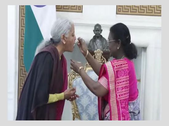 President Murmu offers 'dahi-cheeni' to FM Nirmala Sitharaman before presenting Budget 2026
