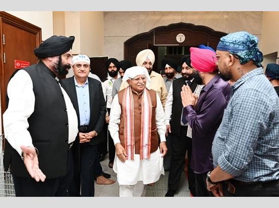 Union Minister Manohar Lal offers prayers at Gurudwara Guru Nanak Darbar, Dubai; View Pics