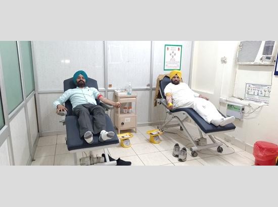 Cabinet Minister ETO donates blood for injured of the Poonch attack