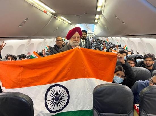 Hardeep Puri reaches Delhi with last batch of students from Budapest