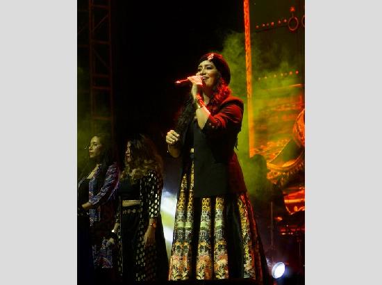 Harshdeep Kaur sets Omaxe World Street ablaze; 3,000 turn up for live concert
