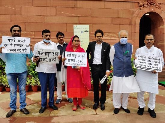 Harsimrat with 6 other MPs write to President, demands repeal of 3 farm bills from Centre
