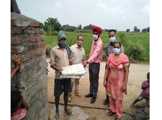 SAS Nagar:  Health teams distribute Mosquito nets in three villages