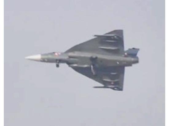 Breaking: Tejas fighter jet of IAF crashes during Dubai Air Show