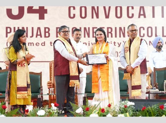 PEC Covocation: Governor of Punjab and Administrator UT Chandigarh confer degrees on Graduates, Rajinder Gupta Chairman, BOG also present on stage