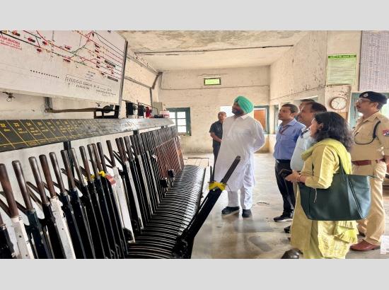 Union Minister Ravneet Bittu Acknowledges Role of Cabin Staff During Visit to Dhuri Railway Crossing
