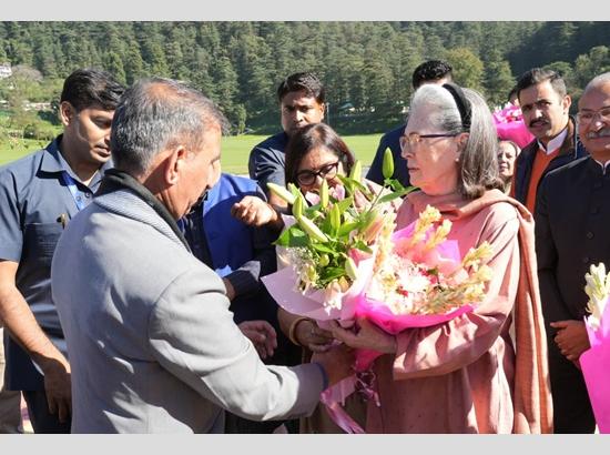 Himachal CM Sukhu welcomes Sonia Gandhi in Shimla ahead of Virbhadra Singh statue unveiling