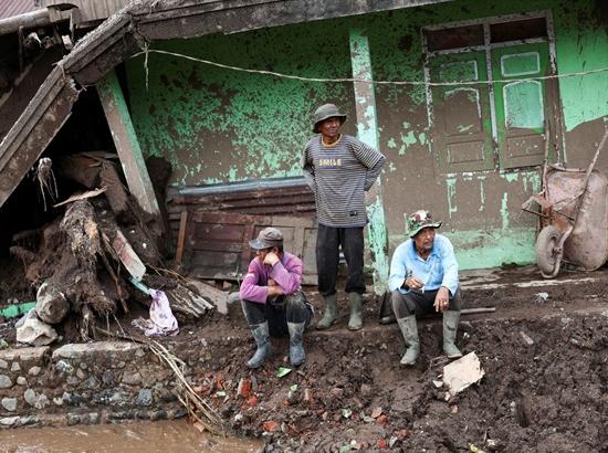7 killed, 82 missing after landslide in Indonesia