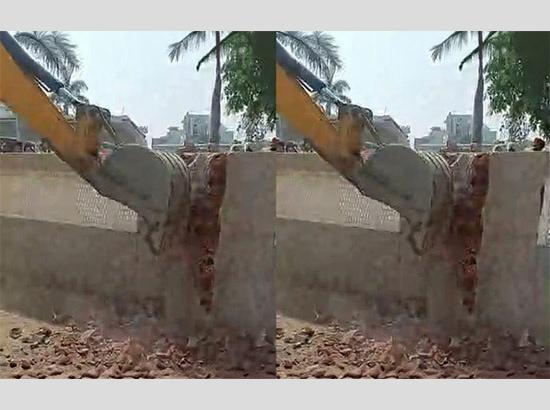 Breaking: Illegal structure at Sukhpal Khaira’s house being demolished by police (Watch Video)