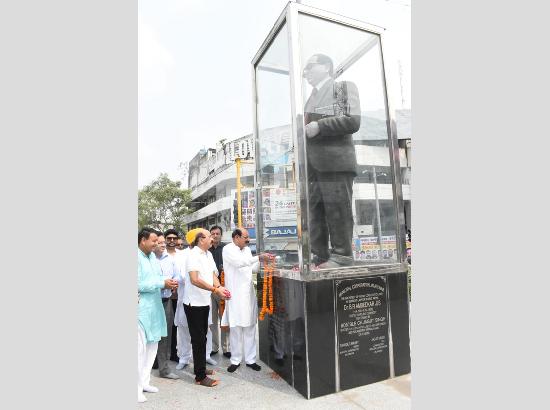 Jalandhar: Cabinet Minister Mohinder Bhagat pays floral tribute to Dr. B.R. Ambedkar