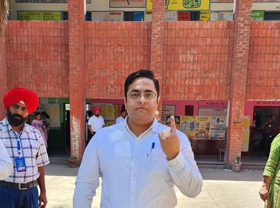 DC Kapurthala casts his vote in Jalandhar 