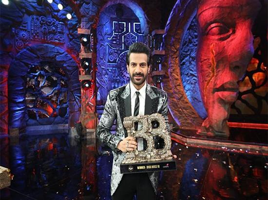 Bigg Boss 18 finale: Karan Veer Mehra lifts BB trophy, beats Vivian Dsena