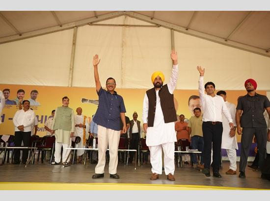 Kejriwal, Mann lead Gujarat Mahapanchayat: Slam BJP’s governance, vow justice for farmers
