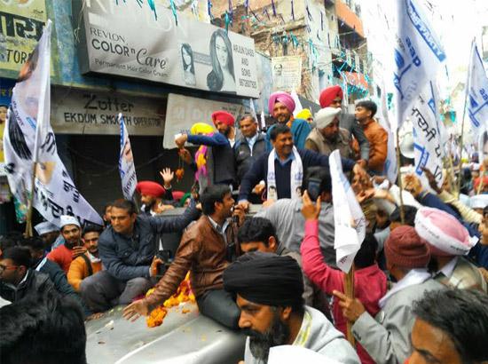 Kejriwal’s road show gets rousing welcome in Patiala