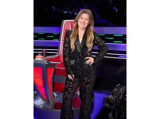 Kelly Clarkson says she is 