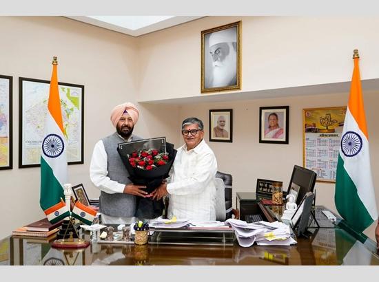 Kewal Dhillon calls on Governor Kataria