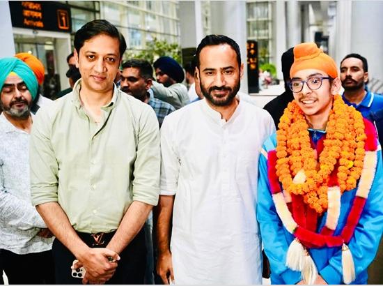 Punjab Shuttler Jagsher Singh Khangura gets grand welcome after winning bronze medal in Junior World Championships 