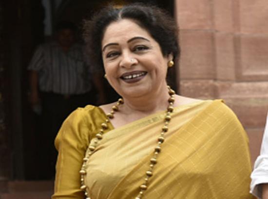 Kirron Kher leading by 5790 votes in Chandigarh (12:45 pm)