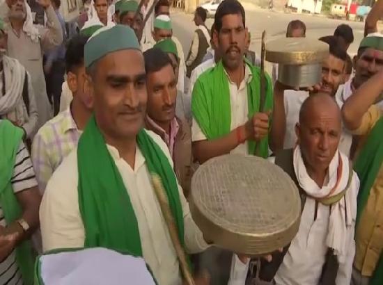 Farmers protesting at Ghazipur border celebrate Holi