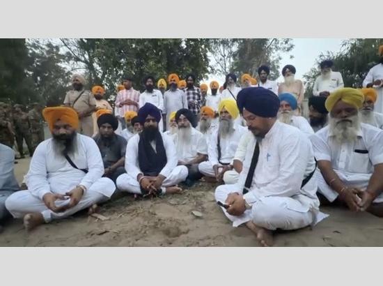 Breaking: Sikh Jatha reportedly stopped near Kartarpur Zero Line, Jathedar Gargajj confronts BSF, performs Ardas