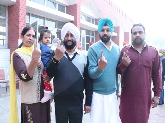 MC Polls: Former Mohali Mayor casts vote with family (View Pics)