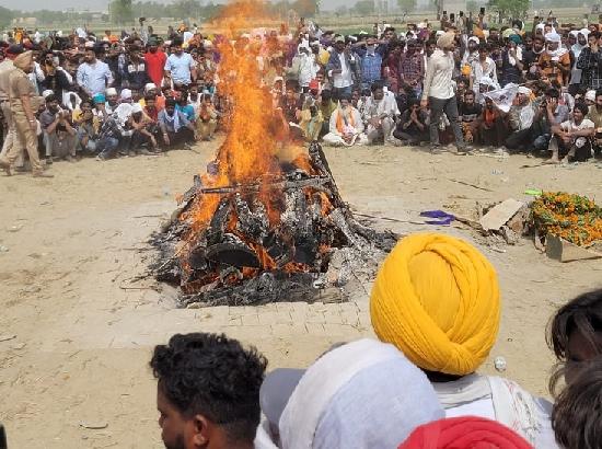 Sidhu Moosewala's last rites performed at his native village, family & fans bid tearful adieu (View Pics) 