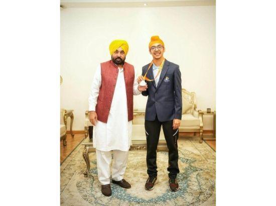 CM Mann congratulates 15-yr-old Jangsher Singh for winning bronze at World Junior Badminton Championship