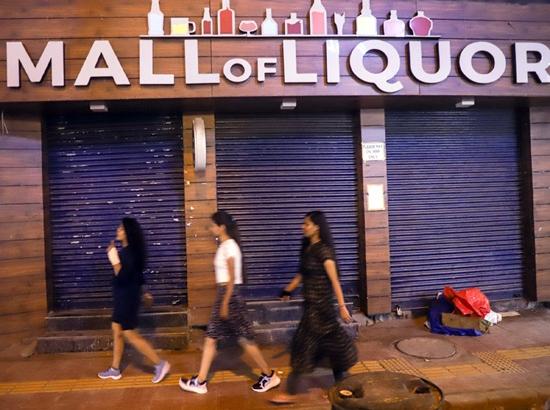 Delhi: Liquor shops to close by 8 pm over weekend amid student protest at Jantar Mantar