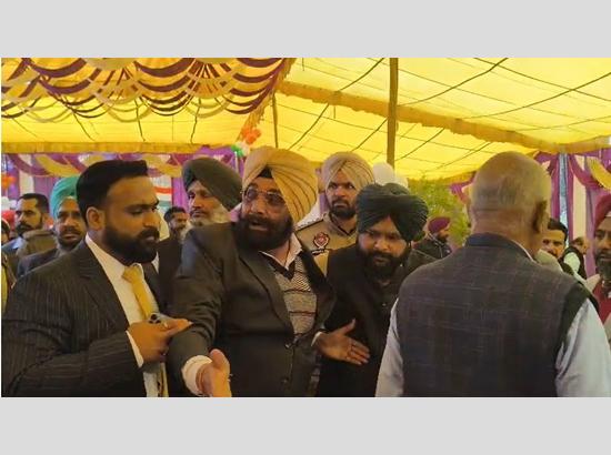 Breaking: Scuffle breaks out between AAP MLA and Municipal Council President during Republic Day event