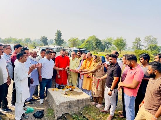 Jammu: MLA Dr.Devinder Kumar Manyal lays foundation stone for tubewell in Malani village