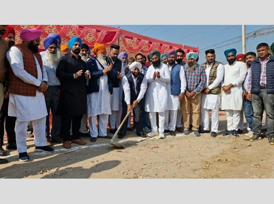 MLA Kulwant Singh kickstarts construction of village Phirni of Ballomajra