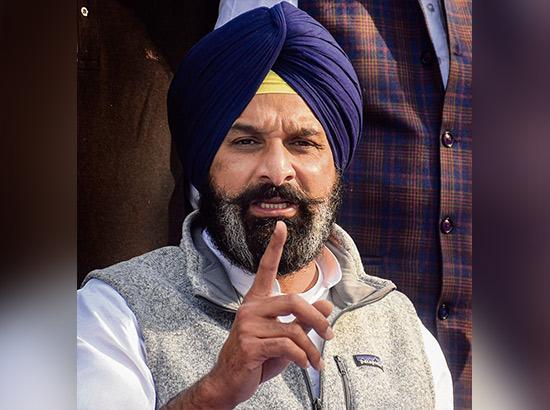 Majithia strongly condemns police against protesting farmers, ask CM Mann to take responsibility; Watch Video