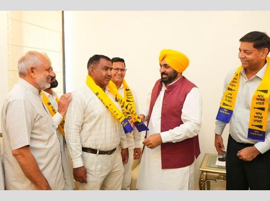 AAP strengthens Malerkotla unit as Dr Gulzar Mohammad, three independent councillors join party