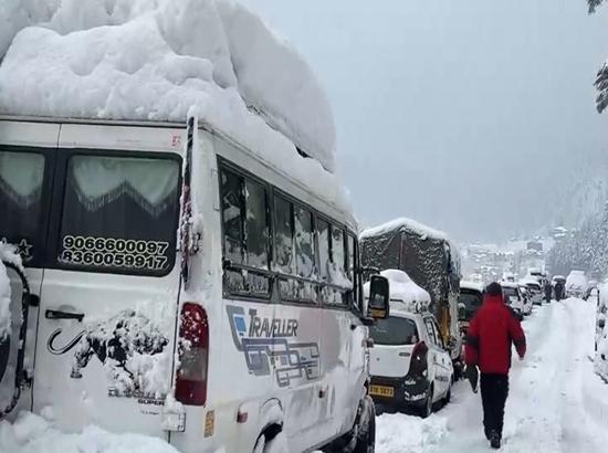 Life in Manali paralyzed by snow in Manali, tourists stranded on National Highway