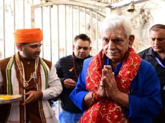 J-K: LG Manoj Sinha pays obeisance to Baba Barfani, performs 'Pratham Puja' at holy Amarnath cave