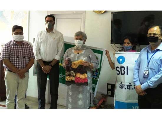 15000 quality Cotton Masks prepared by Self Help Groups of RSETI handed over to DC

