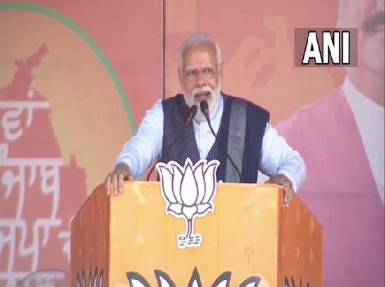 AAP is 'photocopy' of Congress; both indulging in shadow boxing says PM Modi (Watch Video)