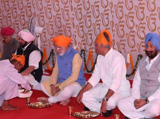 PM along with Captain Amarinder partakes Langar in Punjab Government Pandal

