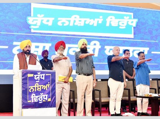 Kejriwal and Mann administer oaths to people for being warriors against drugs  