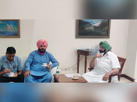 Navjot Sidhu hands over 5 point agenda to Capt. Amarinder Singh in first meeting after coronation (Watch Video)