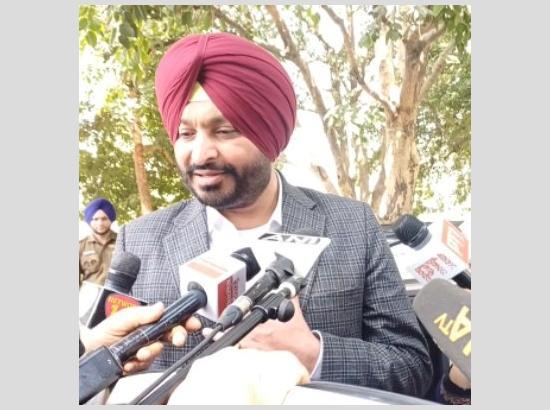 Breaking: Ravneet Bittu's security personnel gets into heated exchange with Chandigarh Police; Watch Video