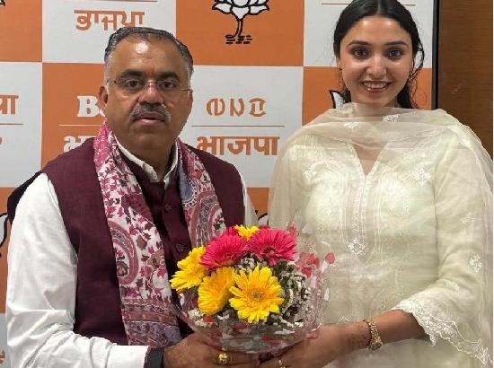 Punjab BJP Yuva Morcha State Secretary Niharika Kamal Meets Tarun Chugh in New Delhi, Extends Congratulations