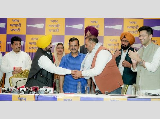 Former MLA Sushil Rinku joins AAP in presence of Bhagwant Mann and Arvind Kejriwal