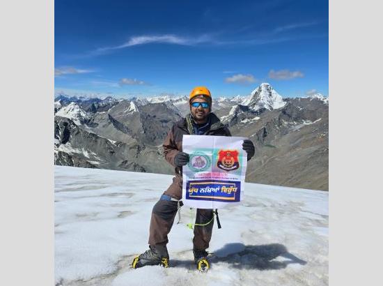 ‘Yudh Nasheyan Virudh’: Senior Punjab Police Officer hoists Campaign Banner and Tricolour on 6,080m Himalayan Summit