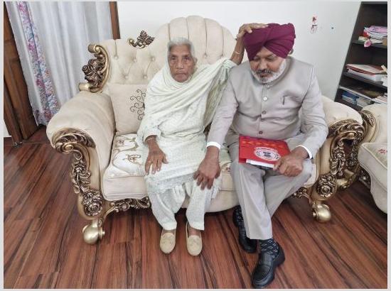 Harpal Cheema takes blessings from mother before presenting budget