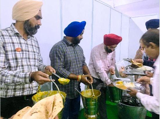 PROs set new precedence of selfless service by serving food at Sultanpur Lodhi