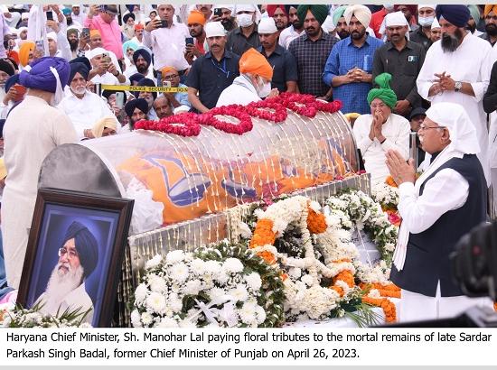 Haryana CM Khattar pays floral tributes to Parkash Singh Badal 